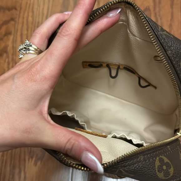 Beautiful refurbished LV with pearl straps and has side hook for crossbody strap - Picture 7 of 8